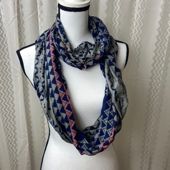 3/25 Evelyn K New York Scarf Geometric Shape Gray - Picture 8 of 11